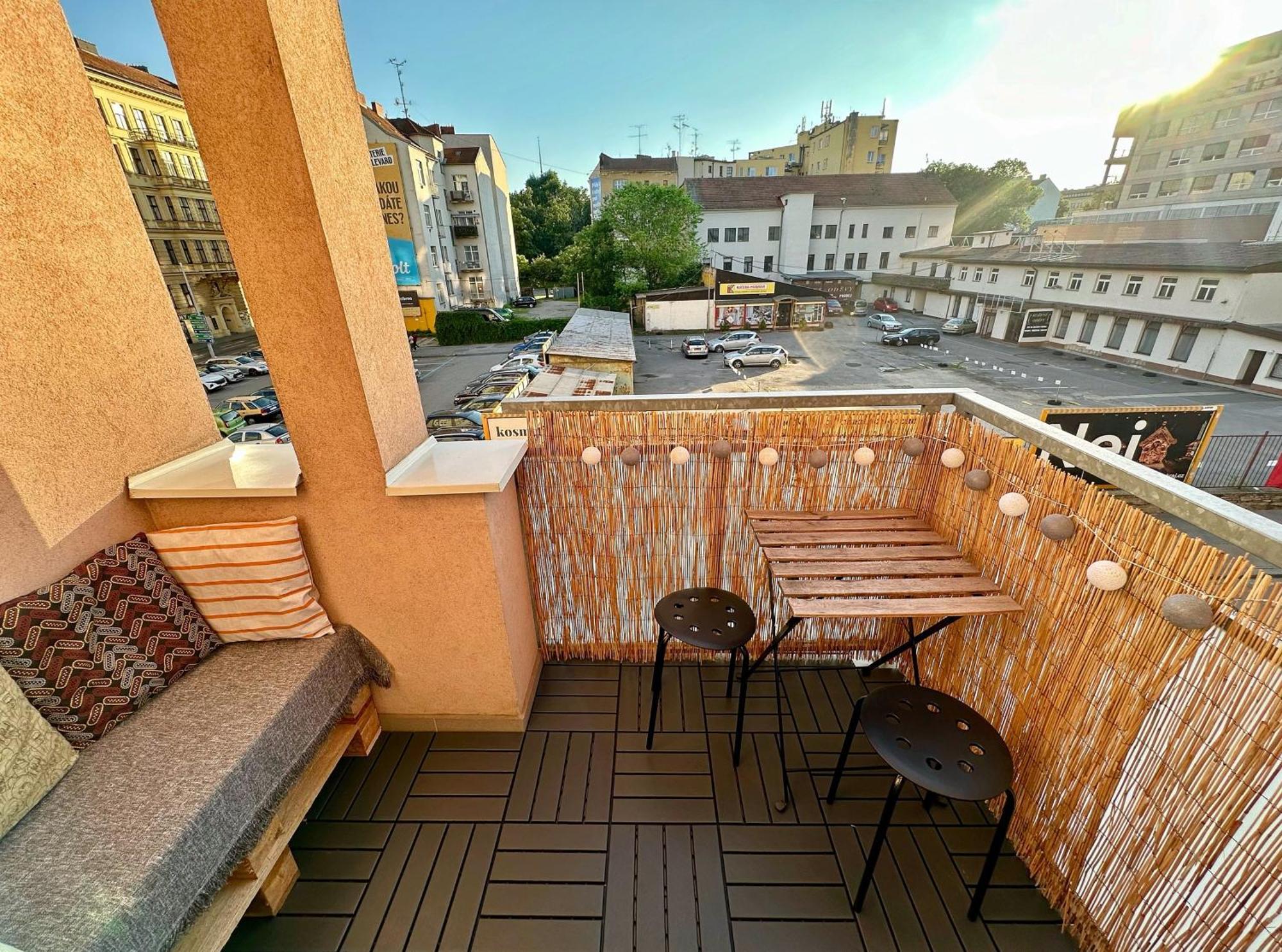 Bright And Central Suite With A Balcony Брно Экстерьер фото